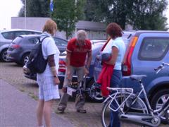 Ronald en Wilma fietsend door mooi Nederland