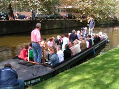 Ronald en Wilma met WIZO varen door grachten oud Den Haag, 2005